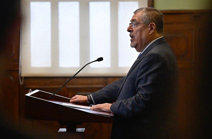 El presidente Bernardo Arévalo sigue sin pronunciarse sobre la elección de Roberto Molina Barreto como magistrado de la CC.