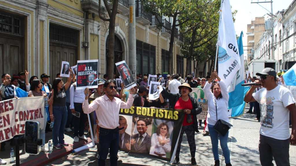 Grupos de la sociedad civil acudieron a las afueras del Congreso para manifestarse. Foto La Hora: Kenneth Jordán