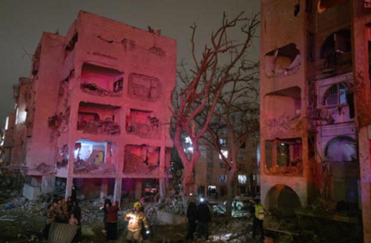 ARAD (ISRAEL), 21/03/2026.- Una treintena de personas, entre ellas al menos cuatro en estado grave, resultaron heridas este sábado tras el impacto directo de un misil en la ciudad israelí de Arad, en la región meridional del Néguev, según informaron diferentes servicios de emergencias. EFE/MDA -SÓLO USO EDITORIAL/SOLO USO PERMITIDO PARA ILUSTRAR LA NOTICIA QUE APARECE EN EL PIE DE FOTO (CRÉDITO OBLIGATORIO)-