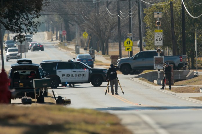 Al menos tres personas murieron y otras 18 resultaron heridas tras un tiroteo en un bar en Austin, Texas.