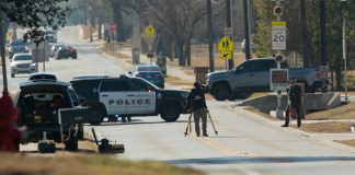 Al menos tres personas murieron y otras 18 resultaron heridas tras un tiroteo en un bar en Austin, Texas.