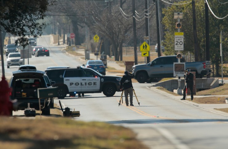Al menos tres personas murieron y otras 18 resultaron heridas tras un tiroteo en un bar en Austin, Texas.