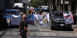 Transportistas bloquean el paso vehicular frente al Congreso de la República en rechazo del aumento del precio de los combustibles. Foto: La Hora / Daniel Ramírez