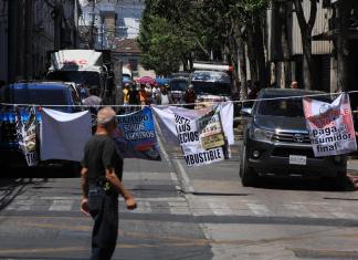 Transportistas bloquean el paso vehicular frente al Congreso de la República en rechazo del aumento del precio de los combustibles. Foto: La Hora / Daniel Ramírez