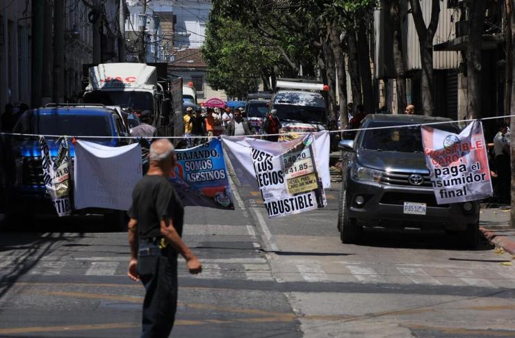 Transportistas bloquean el paso vehicular frente al Congreso de la República en rechazo del aumento del precio de los combustibles. Foto: La Hora / Daniel Ramírez