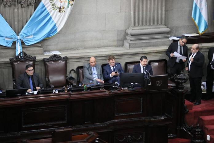 Debido a que diputados de Vamos y UNE se retiraron del Pleno cuando se conocería la iniciativa de ley contra lavado de dinero u otros activos. Foto: Congreso de la República