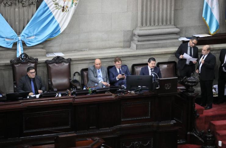 Debido a que diputados de Vamos y UNE se retiraron del Pleno cuando se conocería la iniciativa de ley contra lavado de dinero u otros activos. Foto: Congreso de la República