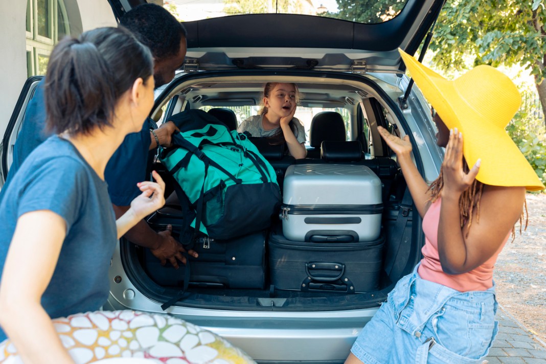 Little girl and diverse people going on vacation Antes de cualquier viaje es importante realizar una revisión del vehículo y planificar el viaje. Foto: Freepik