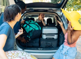 Antes de cualquier viaje es importante realizar una revisión del vehículo y planificar el viaje. Foto: Freepik