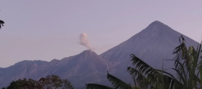 Volcán Santiaguito mantiene actividad constante.