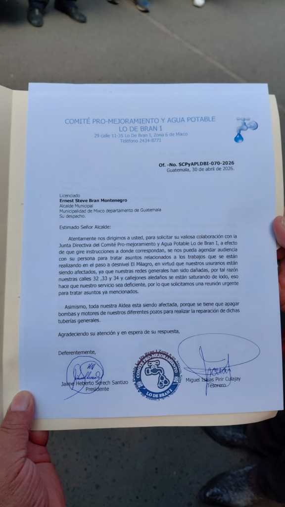 Los vecinos solicitan en una carta una reunión con el alcalde de Mixco para tratar el tema de la falta de agua en Lo de Bran. Foto La Hora: Yesica Peña