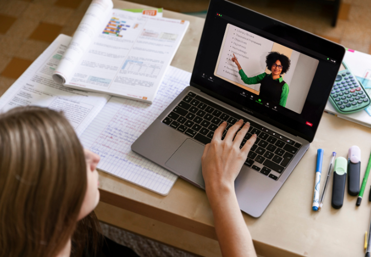 Clases virtuales. Foto: Canva