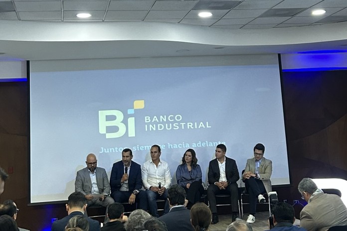 Representantes de Banco Industrial durante el evento 