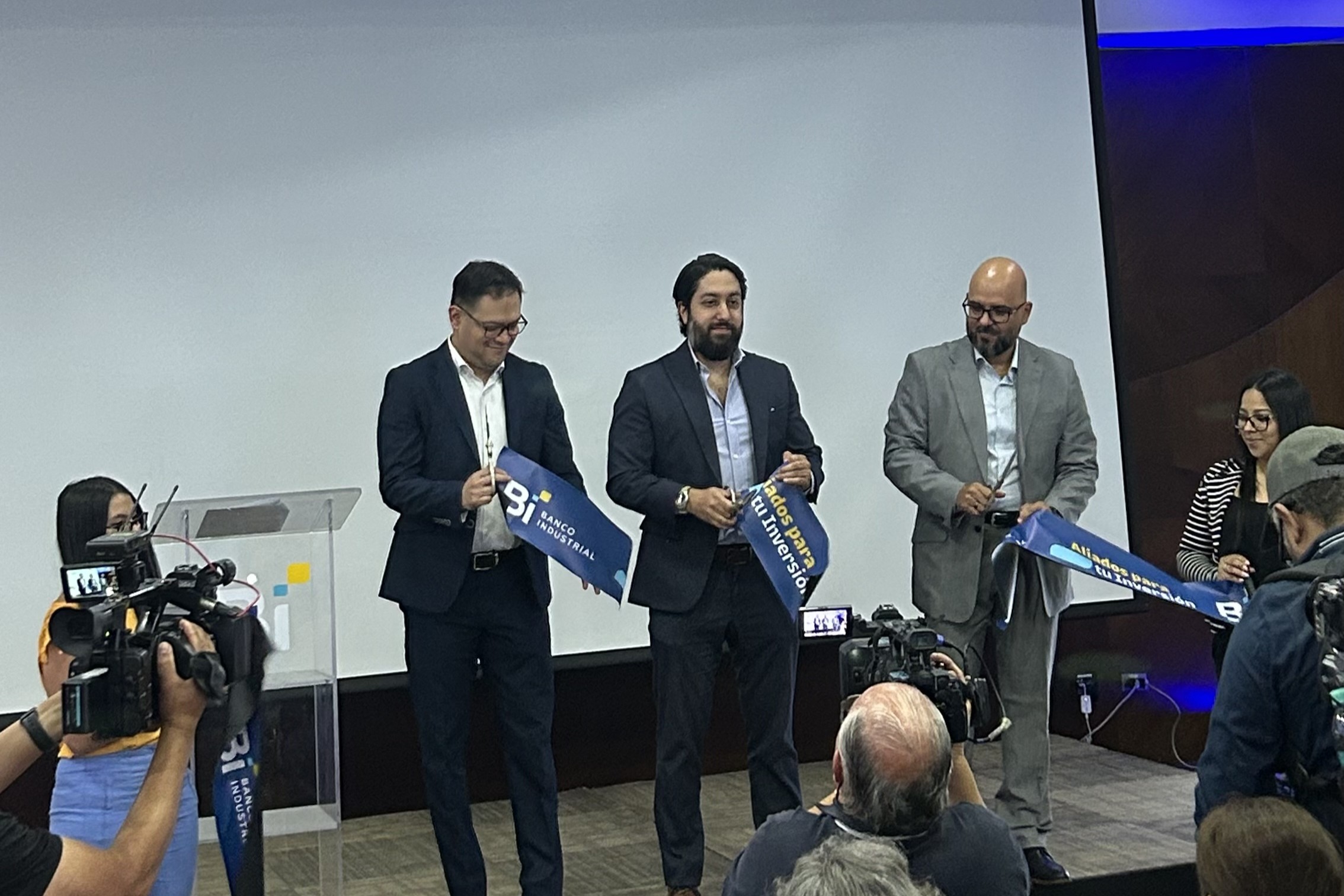 Representantes de Banco Industrial dando inicio al evento "Aliados para tu inversión". Foto: Cortesía Banco Industrial.