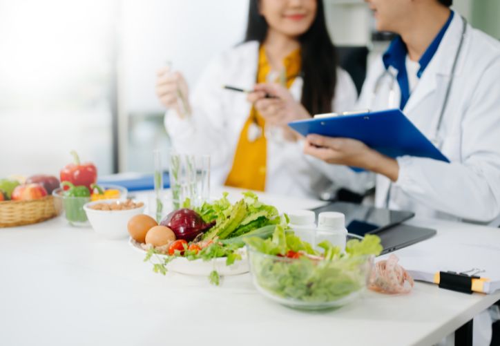 Una alimentación variada con nutrientes y vitaminas ayuda a tener un bienestar integral. Foto: Canva.