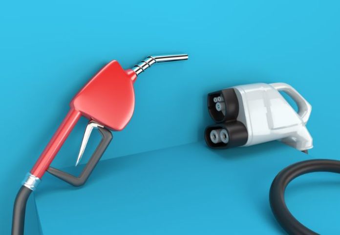 Entre los vehículos, existen los de combustión, los híbridos y los eléctricos. Foto: Canva.