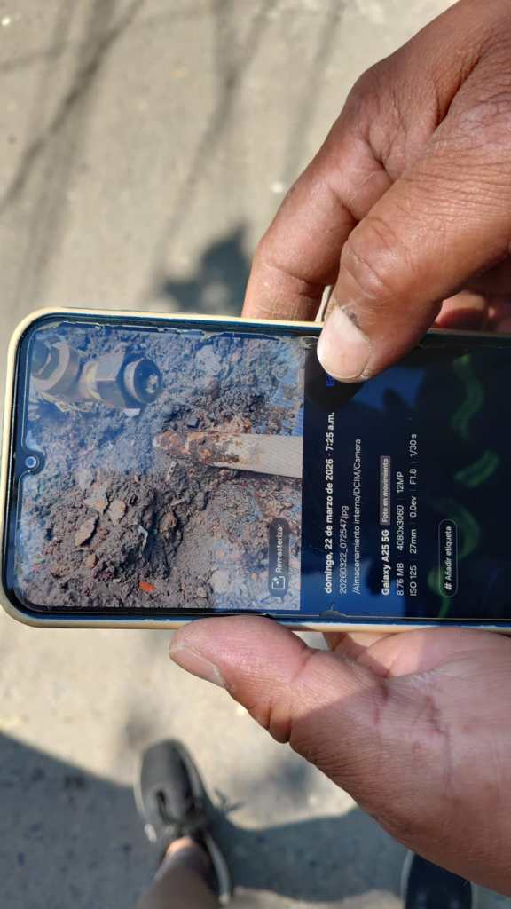 El daño en la tubería y acumulación de lodo ha interrumpido el paso del agua a varios hogares. Foto La Hora: Yesica Peña