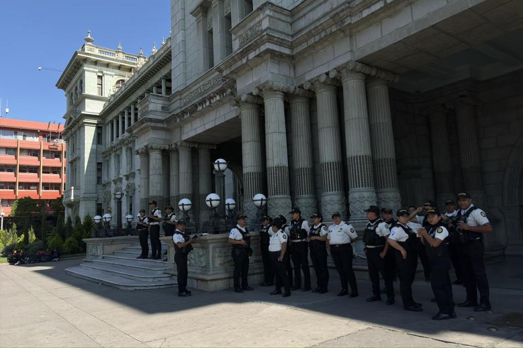 Agentes de la PNC resguardan el Palacio Nacional por llegada de organizaciones campesinas. Foto La Hora: José Orozco