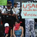Agentes de PNC se mantienen en el ingreso de la Usac y aparentemente también el Ministerio Público. Foto La Hora: José Orozco