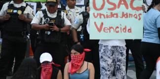 Agentes de PNC se mantienen en el ingreso de la Usac y aparentemente también el Ministerio Público. Foto La Hora: José Orozco