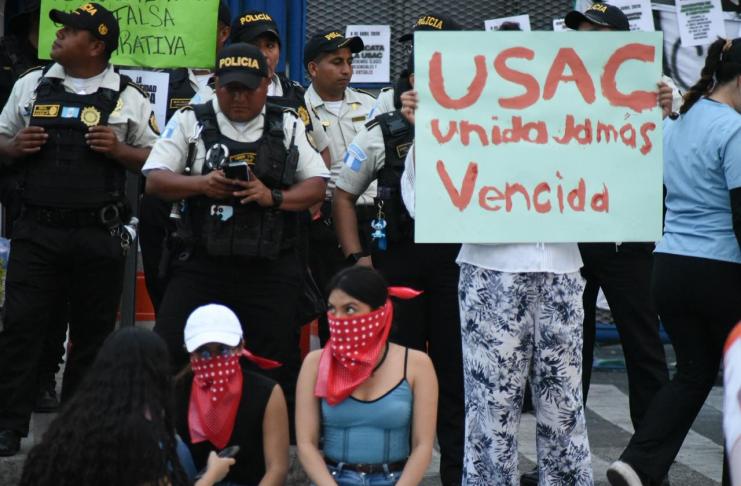 Agentes de PNC y aparentemente también el MP se encuentra en el ingreso de la Usac, además de los universitarios. Foto La Hora: José Orozco