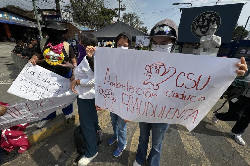 Grupos de estudiantes que se reúnen en el ingreso principal de la Usac explica que están en el lugar de forma pacífica. Foto La Hora: José Orozco