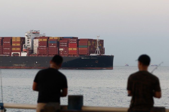 Fotografía que muestra un buque en tránsito en el Canal de Panamá. Foto La Hora: EFE