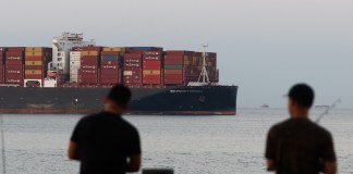 Fotografía que muestra un buque en tránsito en el Canal de Panamá. Foto La Hora: EFE