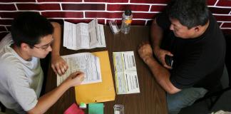 Juez de EEUU se opone a pausar solicitudes de residencia permanente de más de 80 migrantes