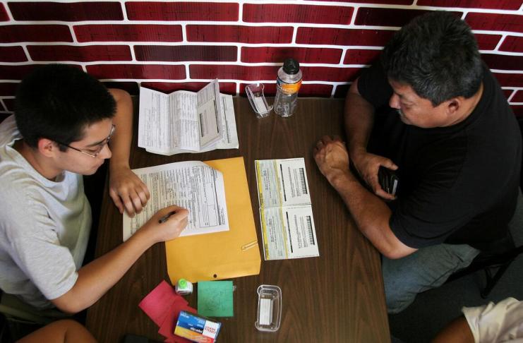 Juez de EEUU se opone a pausar solicitudes de residencia permanente de más de 80 migrantes