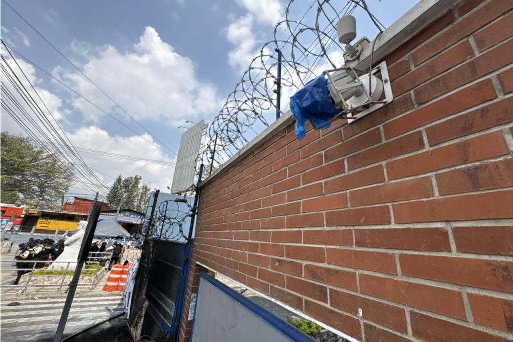 Una de las cámaras de seguridad del ingreso principal de la Usac fue tapada con plástico.