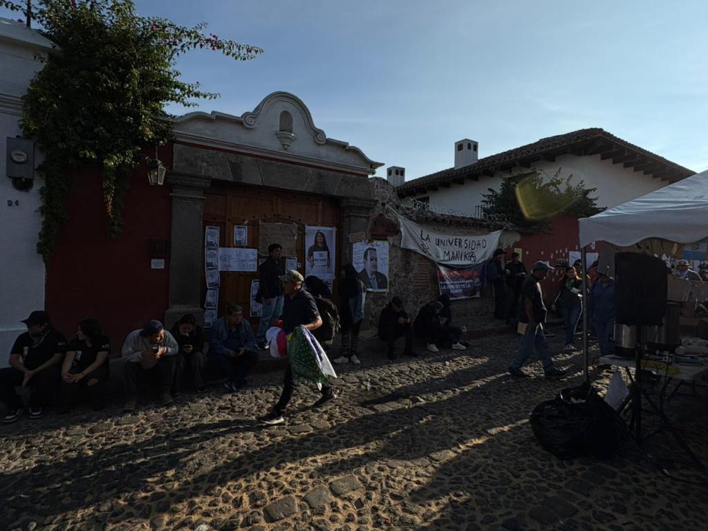 Estudiantes se concentran frente al hotel Casa Santo Domingo en la Antigua Guatemala. Foto La Hora: Daniel Ramirez