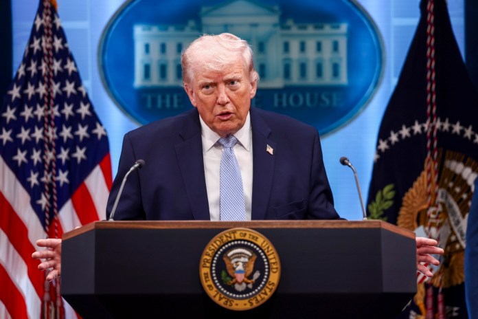 Foto de archivo de presidente de Estados Unidos, Donald Trump, que responde a una pregunta de los medios de comunicación durante una rueda de prensa sobre Irán desde la Casa Blanca en Washington D. C. Foto La Hora: EFE
