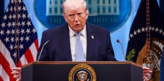 Foto de archivo de presidente de Estados Unidos, Donald Trump, que responde a una pregunta de los medios de comunicación durante una rueda de prensa sobre Irán desde la Casa Blanca en Washington D. C. Foto La Hora: EFE