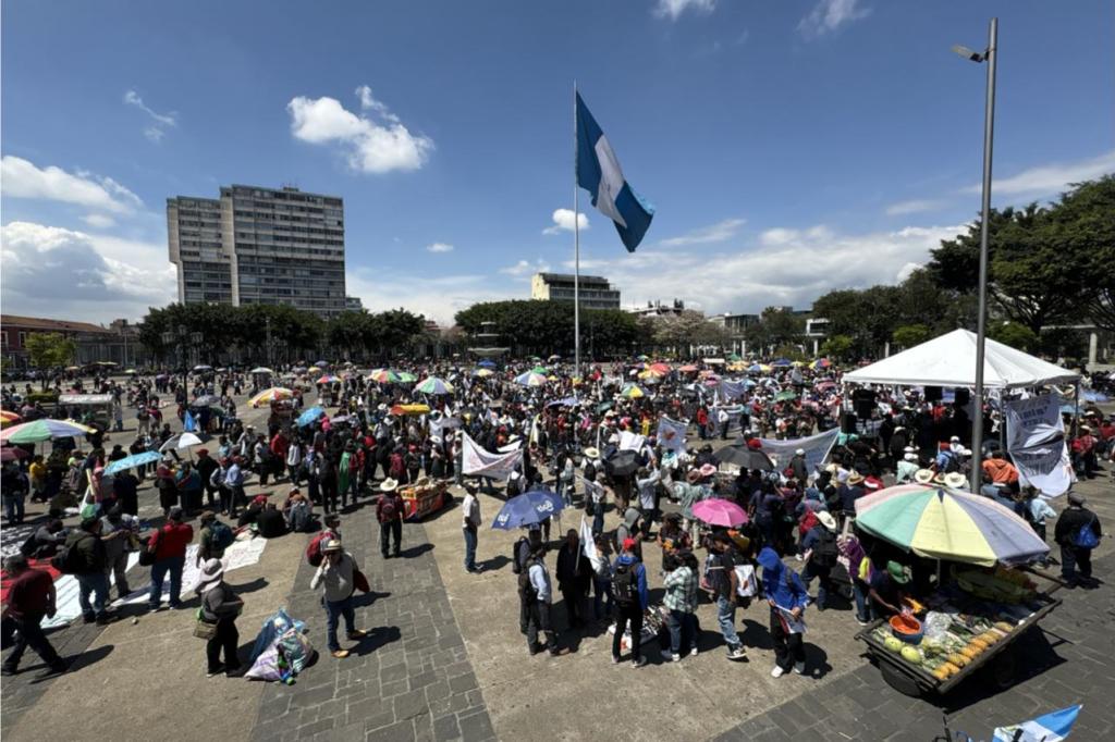 Manifestación se centra ahora en la Plaza de la Constitución. Foto La Hora: José Orozco