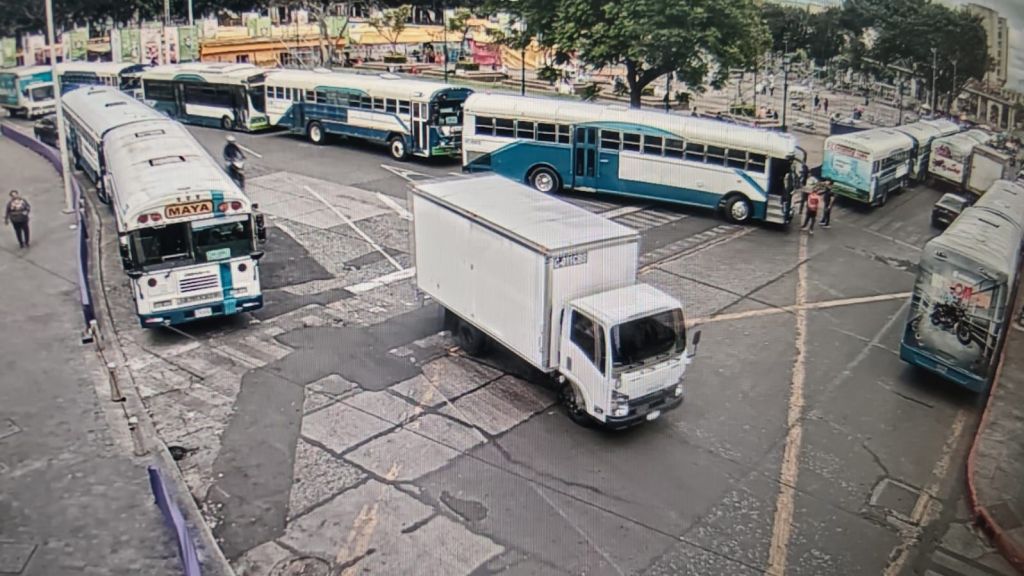 Varias unidades urbanas se han estacionado en la 7a. avenida y 6a. calle de la zona 1. Foto: Policía MT de la capital