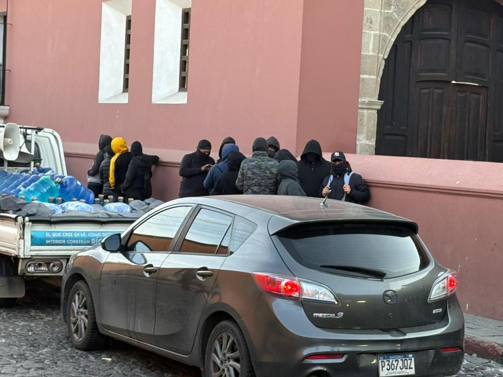 Personas con los rostros cubiertos se reúnen cerca de hotel donde se llevará a cabo la elección de nuevo rector de la Usac. Foto La Hora: Daniel Ramírez