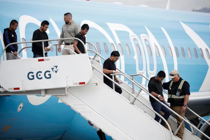 Costa Rica recibe desde EE.UU. el primer vuelo con 25 deportados tras acuerdo migratorio Costa Rica recibe desde EE.UU. el primer vuelo con 25 deportados tras acuerdo migratorio