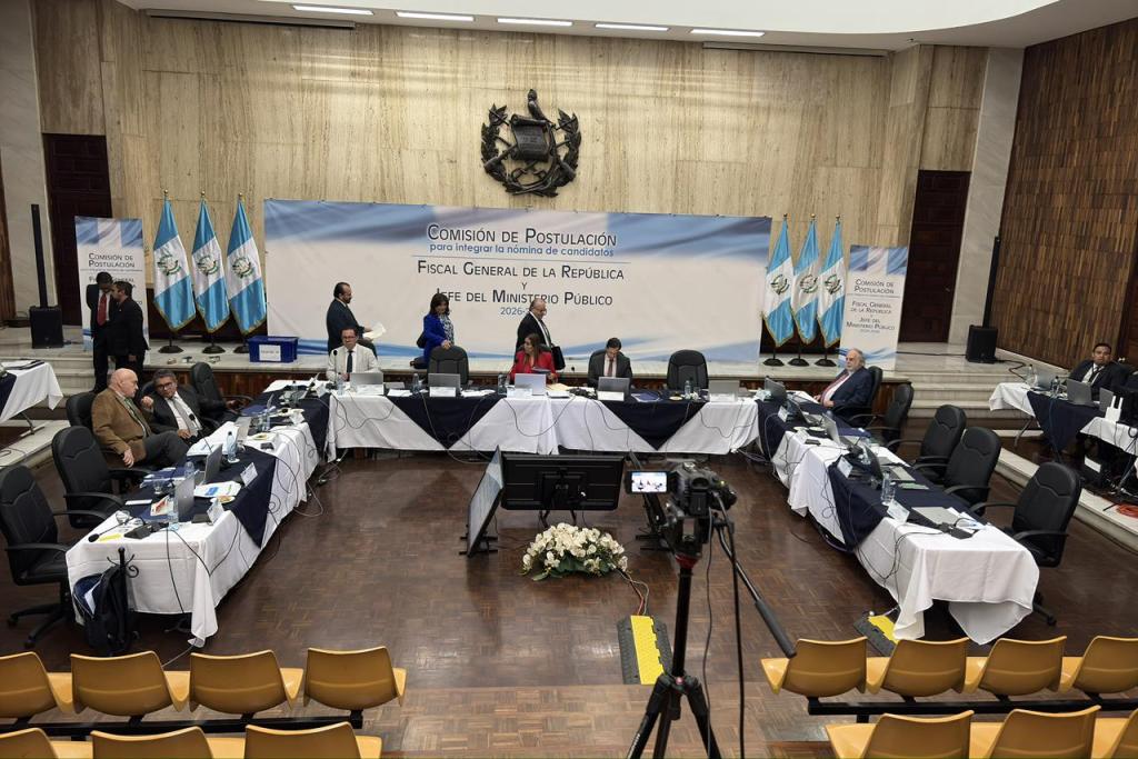 Comienzan a integrarse los comisionados de la postuladora a Fiscal General en la sesión de evaluación de expedientes de candidatos. Foto La Hora: José Orozco