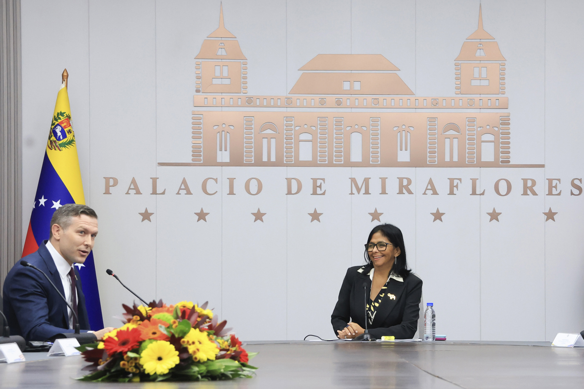 Delcy Rodríguez se reúne con una delegación del Departamento de Energía de EE.UU. en Caracas