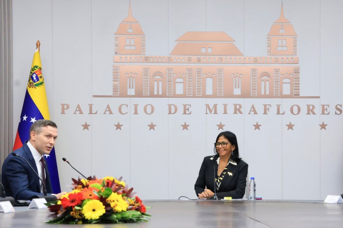 Presidenta encargada de Venezuela, Delcy Rodriguez (d), durante una reunóon con el subsecretario de Energía de Estados Unidos, Kyle Haustveit, este martes en Caracas (Venezuela). Foto La Hora: EFE