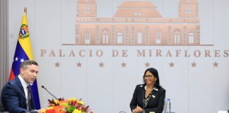 Presidenta encargada de Venezuela, Delcy Rodriguez (d), durante una reunóon con el subsecretario de Energía de Estados Unidos, Kyle Haustveit, este martes en Caracas (Venezuela). Foto La Hora: EFE