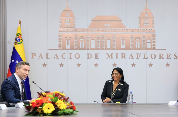 Presidenta encargada de Venezuela, Delcy Rodriguez (d), durante una reunóon con el subsecretario de Energía de Estados Unidos, Kyle Haustveit, este martes en Caracas (Venezuela). Foto La Hora: EFE
