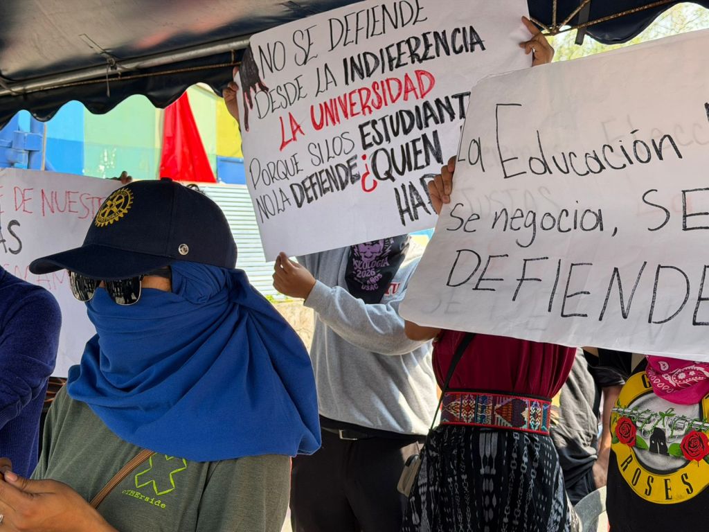 Un grupo de estudiantes universitarios se pronunció en el campus central de la Usac luego de la reelección de Walter Mazariegos como rector. Foto La Hora: José Orozco