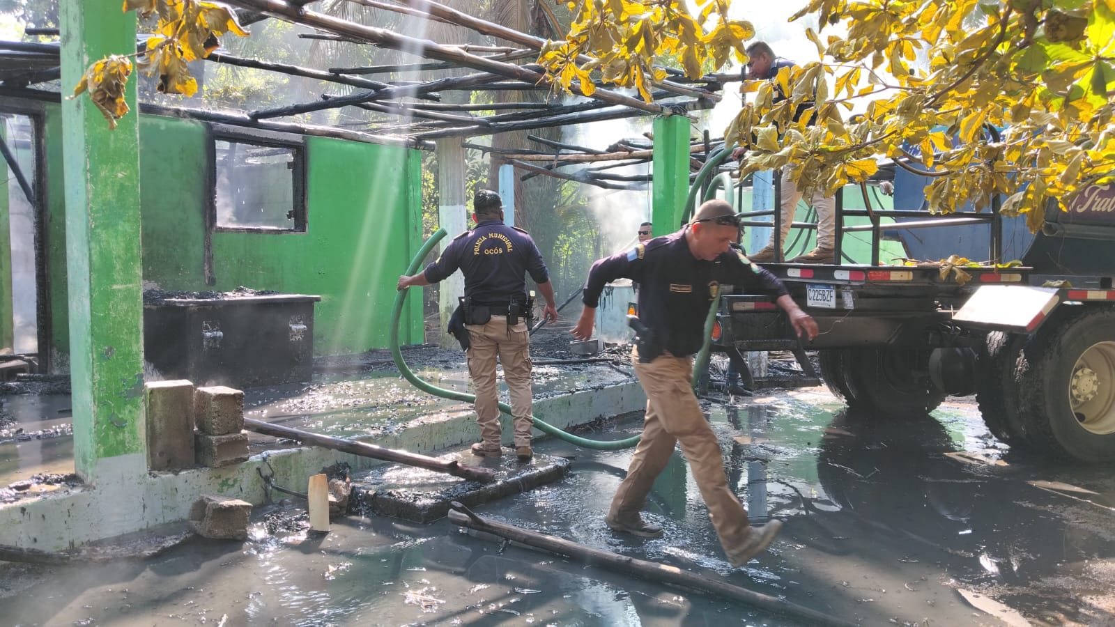 Hombre se prende fuego durante allanamiento del MP y PNC en Ocós, San Marcos