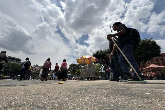 Los manifestantes retiraron sus toldos y escenario luego del pronunciamiento emitido en la Plaza de la Constitución. Foto La Hora: José Orozco