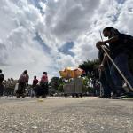 Los manifestantes retiraron sus toldos y escenario luego del pronunciamiento emitido en la Plaza de la Constitución. Foto La Hora: José Orozco
