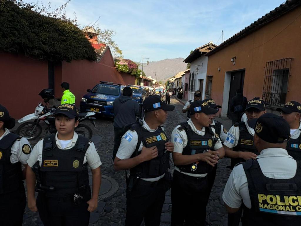 PNC brinda seguridad en los alrededores de hotel donde se estará llevando a cabo la elección de nuevo rector de la Usac. Foto La Hora: Daniel Ramírez