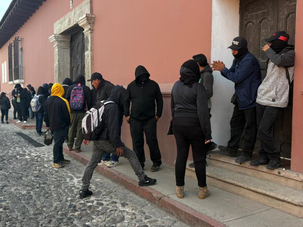 Encapuchados se retiran del lugar donde universitarios realizan manifestación pacífica. Foto La Hora: Daniel Ramírez