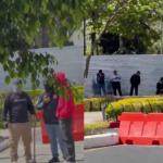 Walter Mazariegos despliegue encapuchados con palos y vallas metálicas previo a la elección de rector de la Usac.